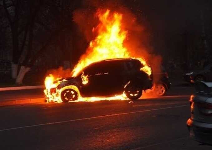 В Москве автомобиль загорелся посреди шоссе